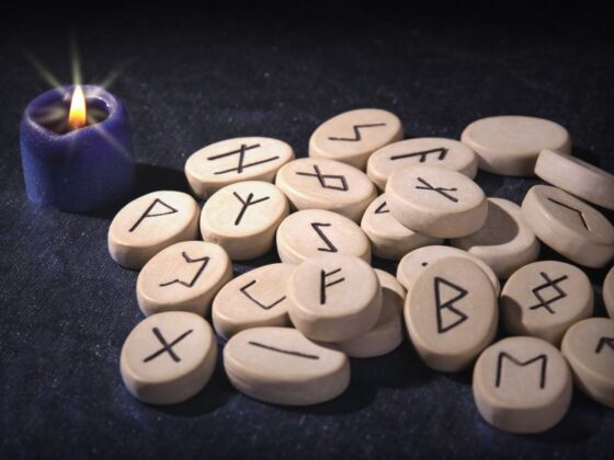 Runes Divinatoires bois naturel - Viking - OLISTIC & CO